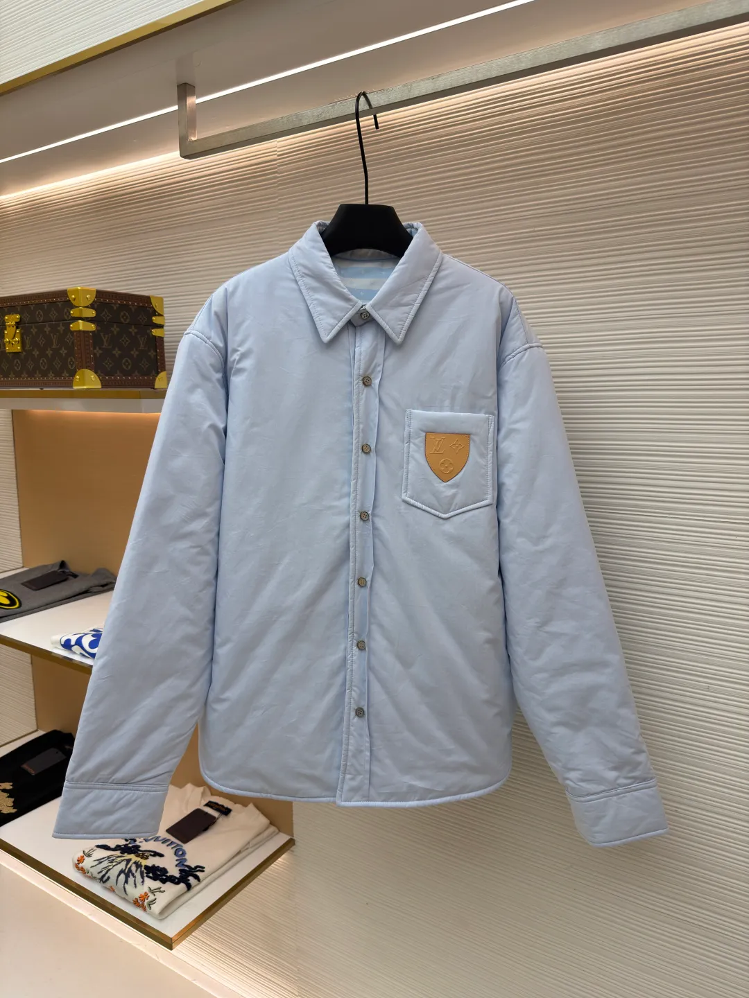 LOUIS VUITTON SKI Ski Series Lightly padded cotton long-sleeved cotton jacket ●Original version: Purchased and developed by 22889 ●Item number: 1682102-B25 ●Fabric: 100% cotton fabric ●Technology: Positioned cutting machine ●Color: blue ●Version: fitted version ●Weight: about 810 grams ●Size: S-M-L-XL ●Description: This Louis Vuitton shirt-style jacket is made of high-count combed cotton blend fabric. It has been pre-washed and treated with water to achieve a soft and skin-friendly feel, while also giving the fabric anti-wrinkle and easy care properties. The body of the garment is filled with a thin layer of warm cotton using quilting technology. The stitches are fine and even and arranged in a regular rhombus pattern, which not only ensures warmth but also prevents cotton batting from clumping and shifting. The front pocket is inlaid with a first-layer cowhide embossed badge. The LV classic logo is combined with the shield-shaped outline and is made through a heat-pressing shaping process. The edges are polished smooth and burr-free. The placket uses natural horn buttons, which are double-fastened with metal snaps to increase durability. The shoulders and side seams use hemming stitching technology, and the lines are neatly and symmetrically routed. The overall cut is a loose shirt silhouette, and every splicing is precisely aligned, showing the brand's exquisite clothing craftsmanship and details. The overall wiring is straight and delicate, the fabric is comfortable and soft, and the color is consistent without color difference. It can be matched with the same style to create a fashionable look and control various occasions. Customized accessories, complete with three standards, same style for men and women!